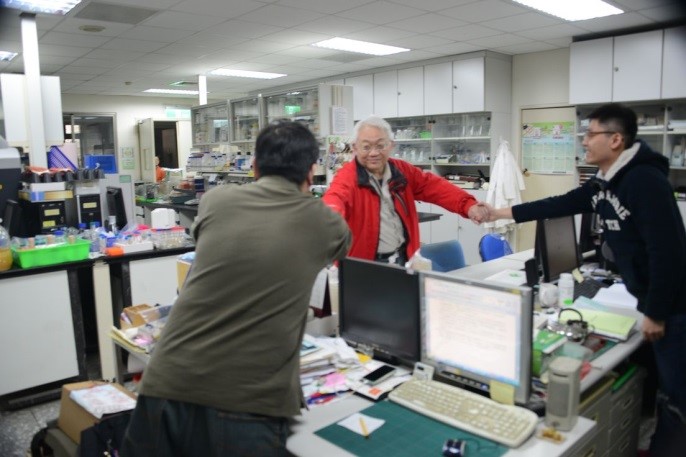 蘇副所長走訪各組室一一握手致意