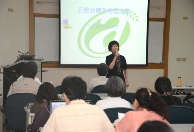主持人：費雯綺所長。
