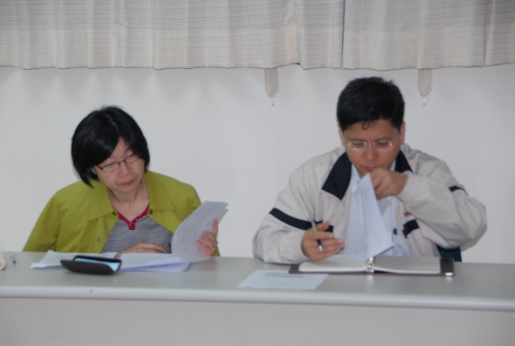 農委會莊婉惠技正(左)及李國基技士(右)。