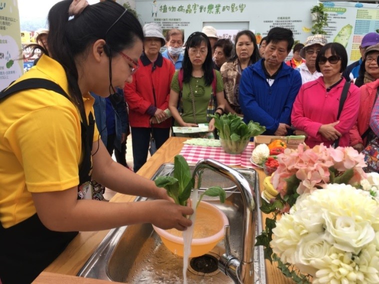 現場示範如何清洗蔬果