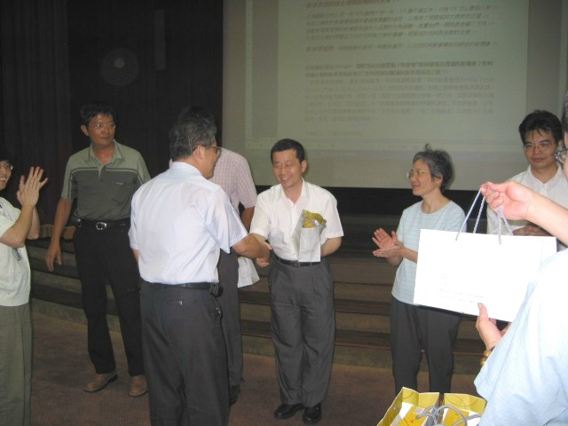 何明勳博士(右三)及游碧堉組長(右二)榮獲肯定表揚。