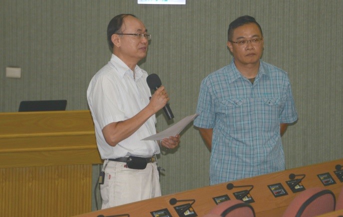 曾經洲主秘與主講人周宜鋒博士(右)。