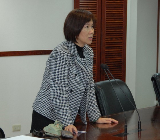 費雯綺副所長主持專題演講。