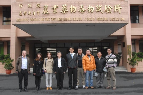 檢察官一行8人與本所接待人員合影。