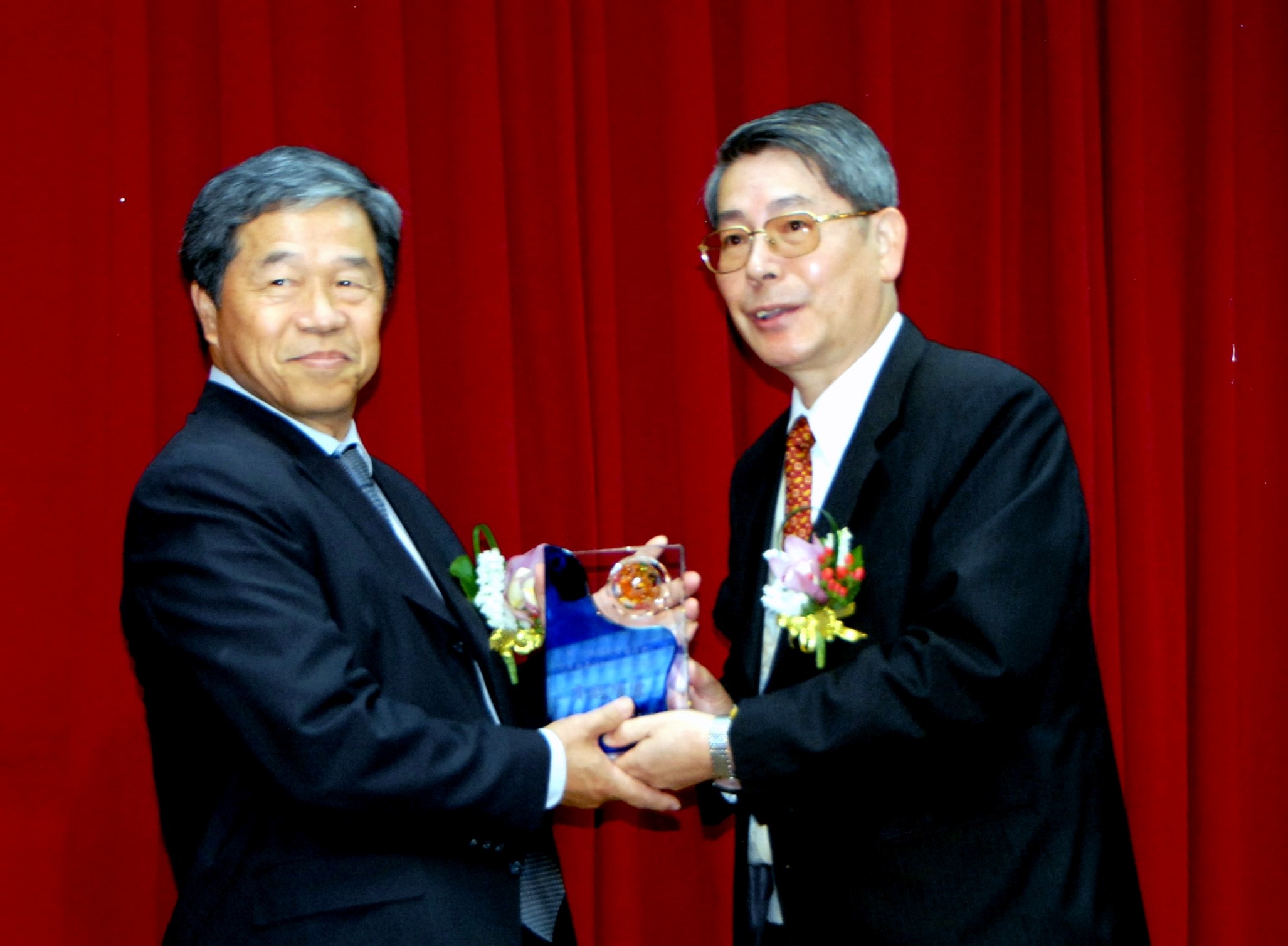 經濟部感謝農委會協助促成「臺美優良實驗室操作相容性簽署」成功，由高所長代表接受感謝牌。