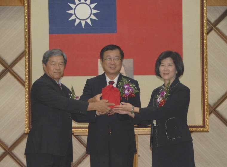陳主任委員保基(中)主持監交儀式。