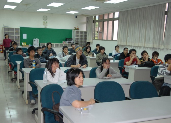 中興大學師生聽取簡報。