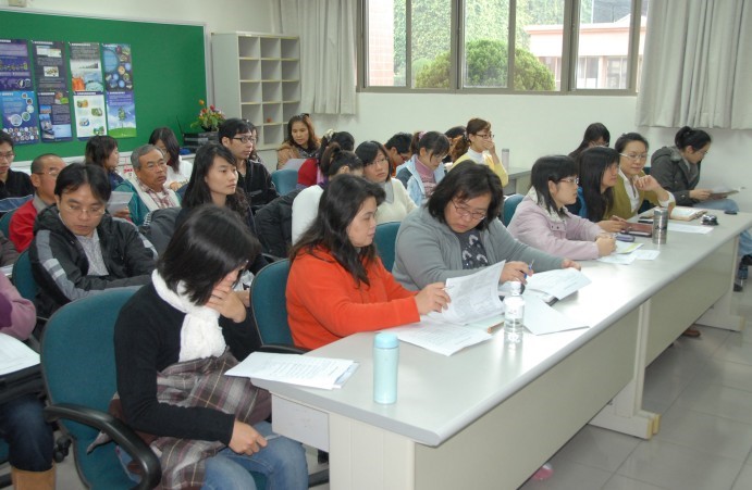 各組同仁熱烈參與會議。