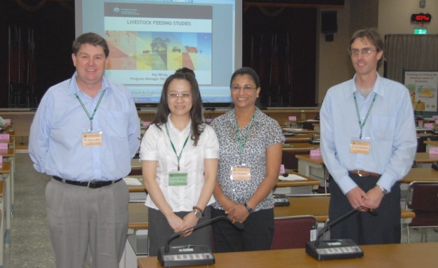 本所陳妙帆博士(左二)與3位講師Dr. Jason Lutze(左)、Dr. Raj Bhula(右二)、Dr. Ken Robinson(右)。