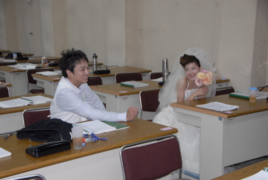 小倆口重遊上課教室合影留念。