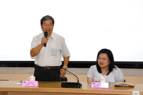 高清文所長(左)及衛生署食品衛生處薛復琴科長(右)共同主持研習會。