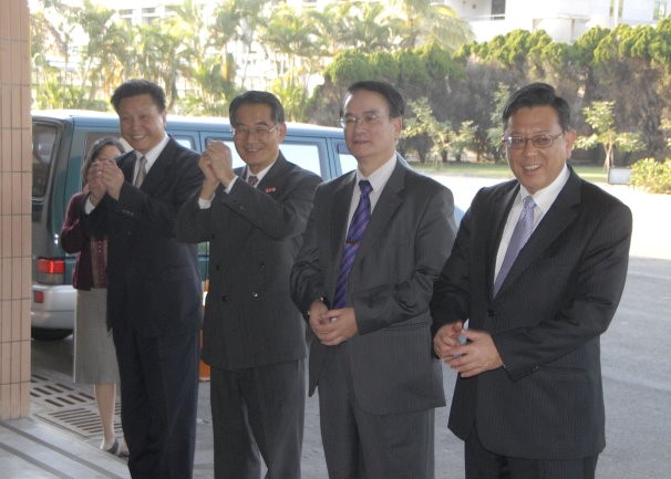 陳主任委員武雄偕同三位副主委與同仁互道恭喜。