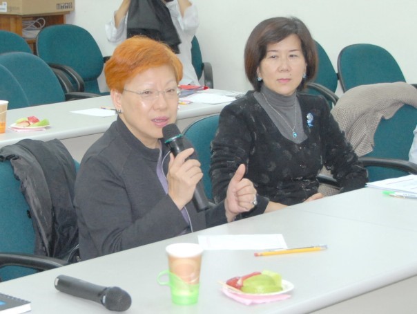 說明會由農委會林貞主任 (左)與費雯綺副所長 (右)主持。