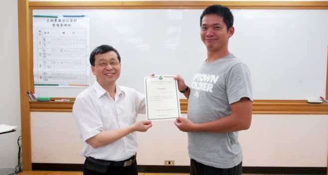 何明勳組長(左)頒發學員訓練證書。