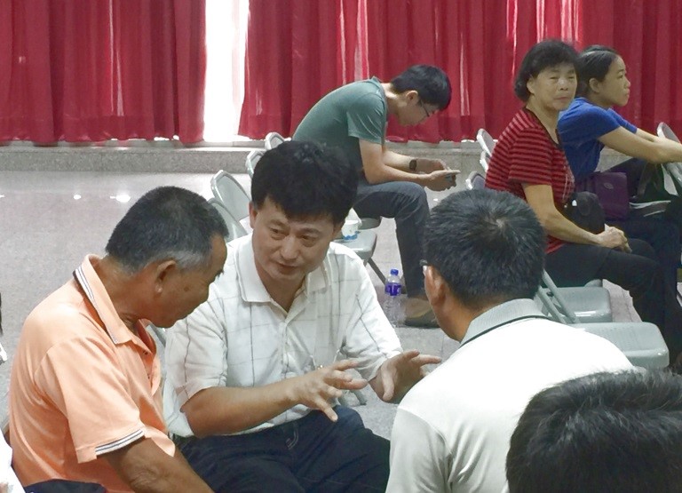 李敏郎副研究員(中)與農友親切互動，意見交流。
