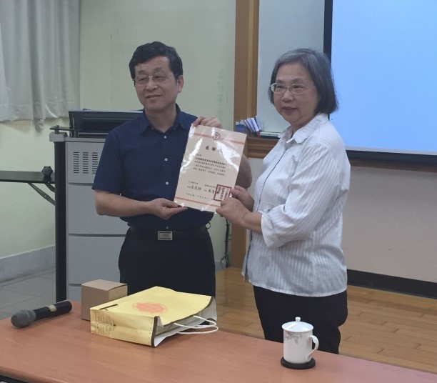 中山醫學大學蔡惠燕教授(右)代表該校贈與感謝狀，何副所長代表接受。