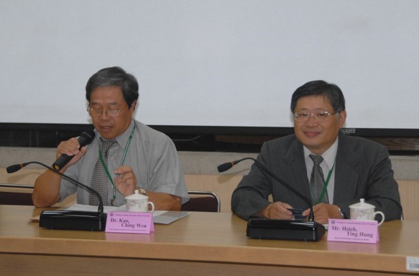 高清文所長(右)與食品衛生處謝定宏副處長(左)擔任主持人。