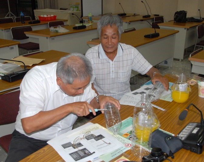 學員們實習製作誘蟲器。