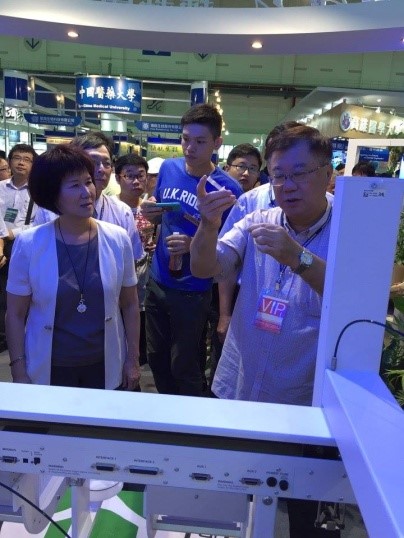 農委會陳保基主委至本所展場參觀。