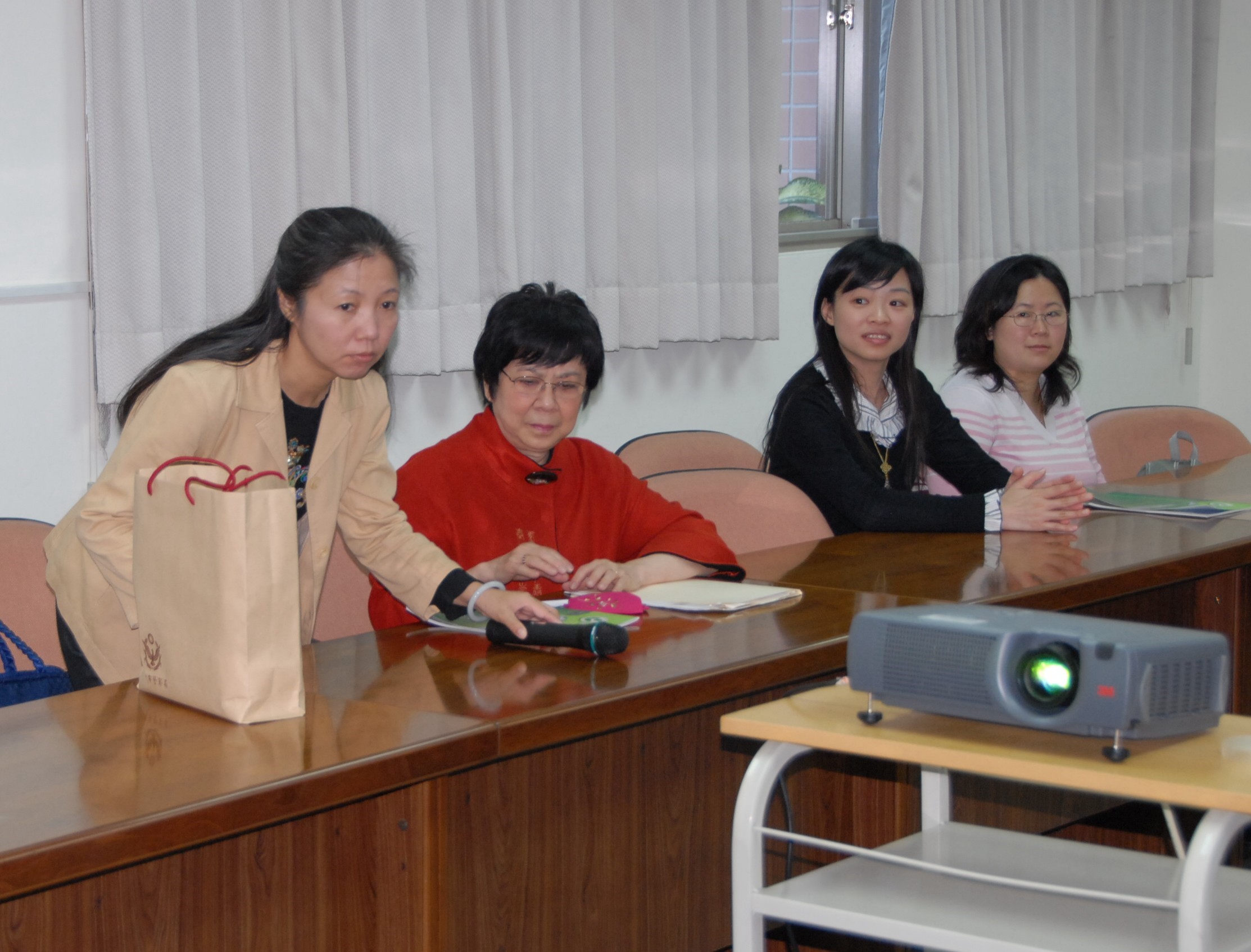 Francisca E. Liem女士（左2） 及全國認證基金會人員。