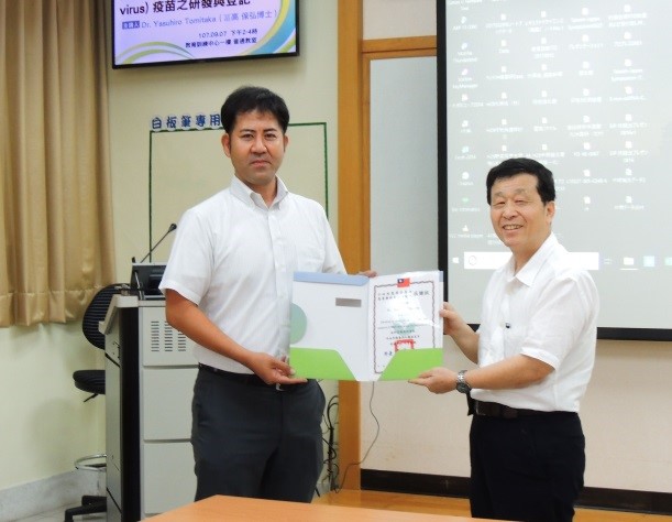 何明勳副所長致贈富高博士感謝狀