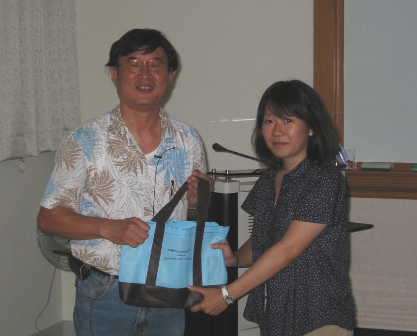 生物藥劑組高穗生組長代表(左)接受紀念品。
