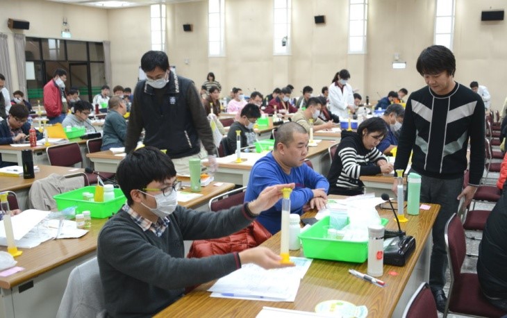 代噴人員訓練農藥製劑調配課程實作。