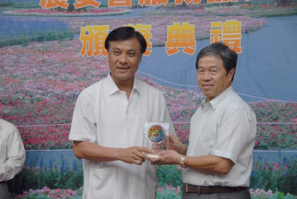蘇嘉全主委頒發「落實品質研發獎」，高清文所長代表受獎。