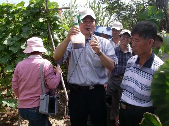 圖2.田間觀摩：瓜實蠅誘引劑使用說明。