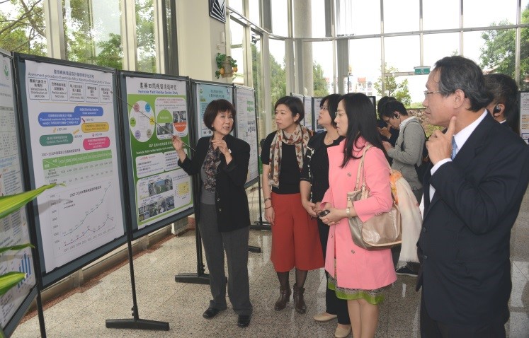 立委一行參觀驗試驗田區噴藥情形。