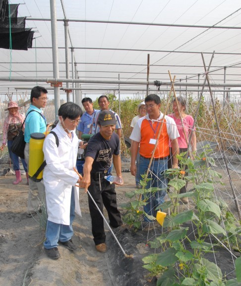 指導蔬菜班學員噴施生物農藥。