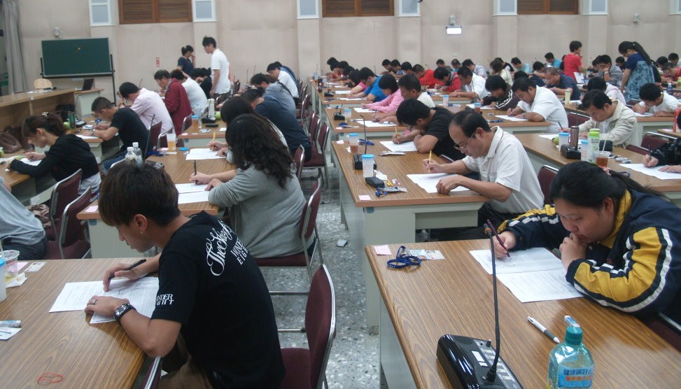 農藥管理人員資格訓練班學員參加測驗。