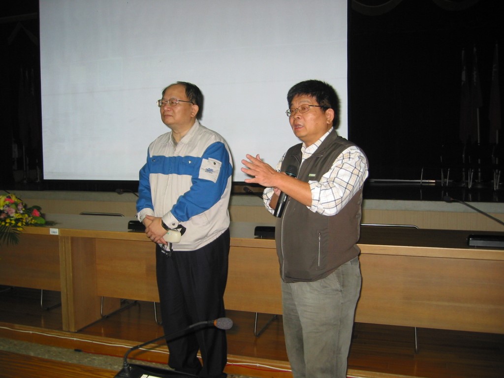 技術服務組蔡勇勝組長(右)接待。
