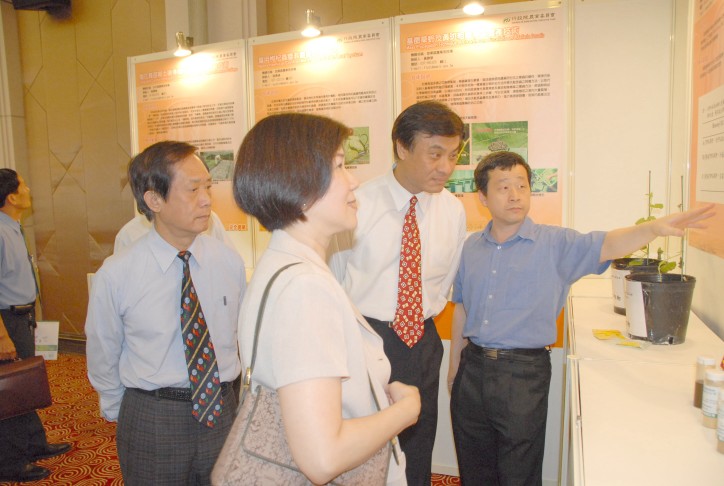 蘇嘉全主委(右2)蒞臨本所展示區參觀。