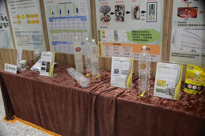 圖三、研發產品海報展示與實物展示。