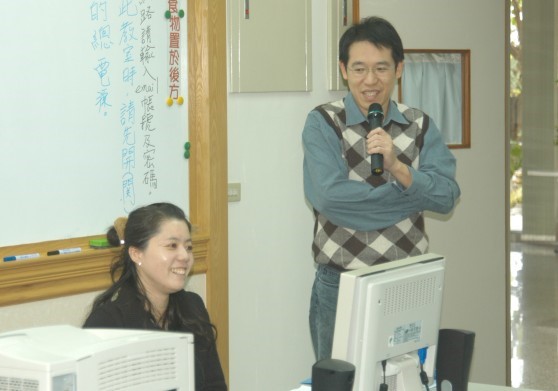 游適彰副研究員(右)與楊曼如講師(左)。
