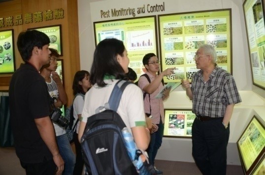 所長、副所長帶領泰國農業大學師生參觀展示室並詳盡解說