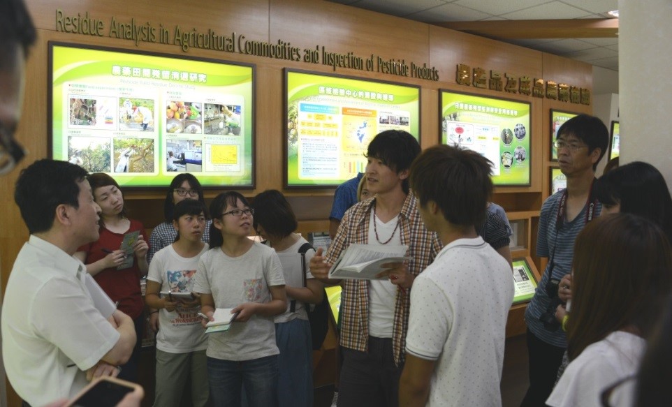 日本大學師生與何明勳副所長(左)討論熱烈。