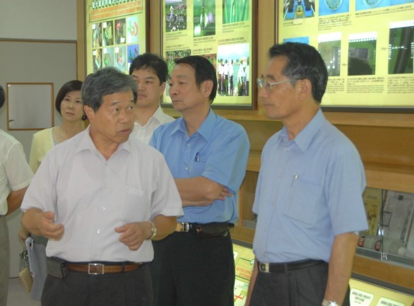 所長陪同主委(右一)參觀本所展示室。