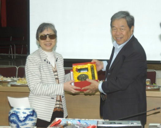 高清文所長代表致贈「文房四寶」紀念品。