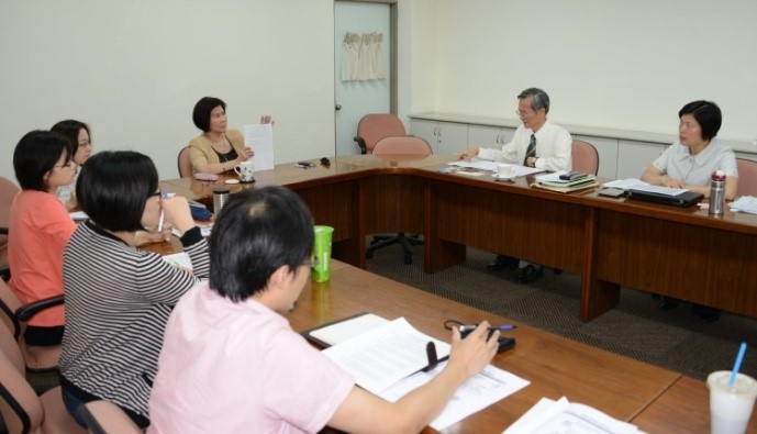 費雯綺所長率領同仁進行溝通討論。