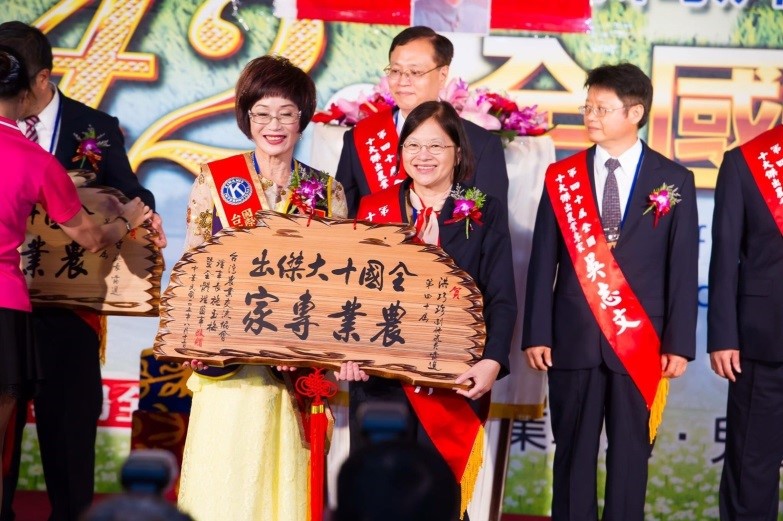 臺灣農業交流協會施理事長玉梅(左)頒贈洪副研究員獎牌。