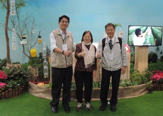 謝奉家組長(左)及洪巧珍副研究員(中)展館解說
