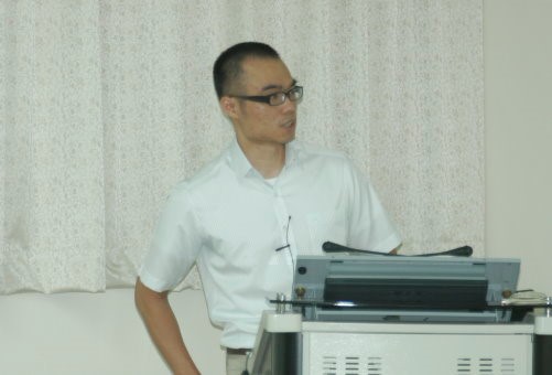 主講人黃耀德博士。