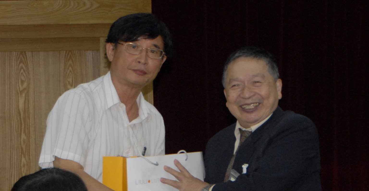 王理事長重雄(右)致贈高穗生博士紀念品。