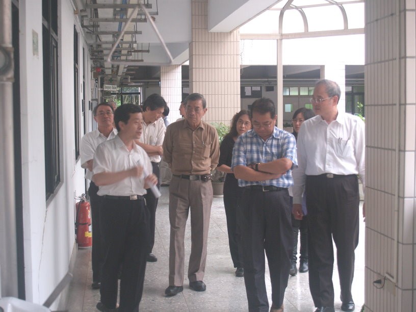 農藥化學組何明勳組長(左一)向委員說明研究重點與規劃