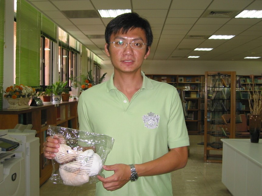 課後有獎徵答殘毒管制組曾昭銘助理研究員獲得泰迪熊手機座。
