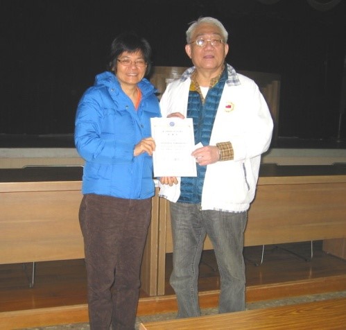 蘇文瀛副所長(右)代表本所接受感謝狀。
