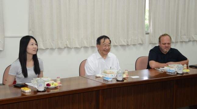 外賓與本所同仁進行意見交流。