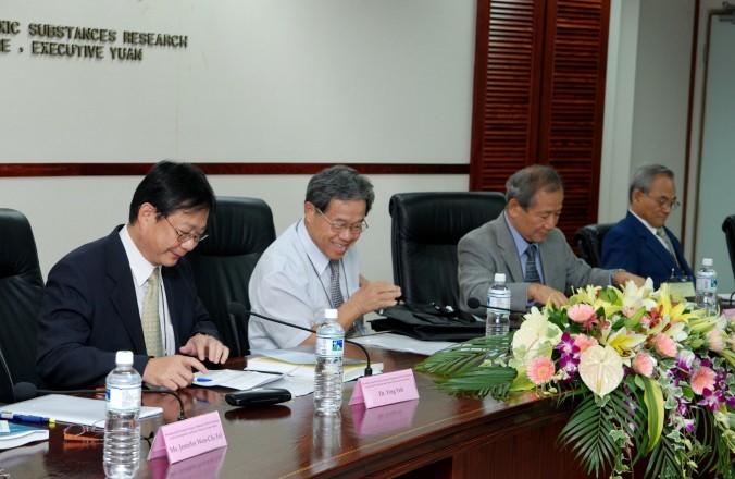 高清文所長(左二)及與會貴賓Dr. Yohei Sato, NIAES(左一)、Dr. Hideo Imai, FFTC/ASPAC (右二)及防檢局張瑞璋技正(右一)。